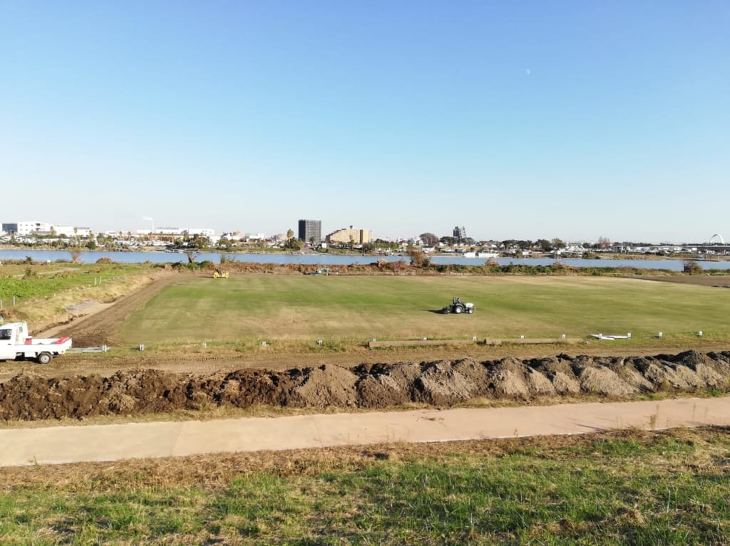 台風19号で水没し復旧作業が続く馬入ふれあい公園天然芝サッカーグラウンド