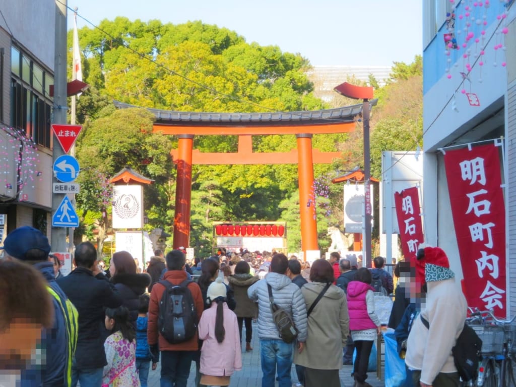 「元旦渡り初め」で賑わう大門通りと平塚八幡宮