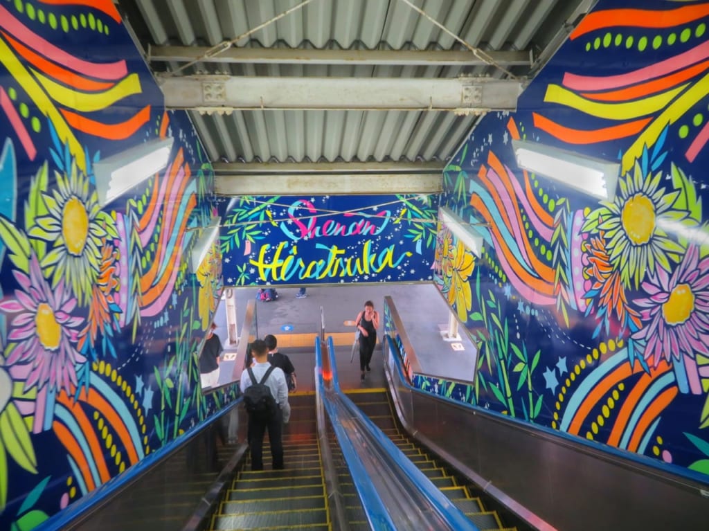 平塚駅内のエスカレーターの壁面が鮮やかな七夕飾りのデザインに！テーマパークにいるような気分を味わえます！