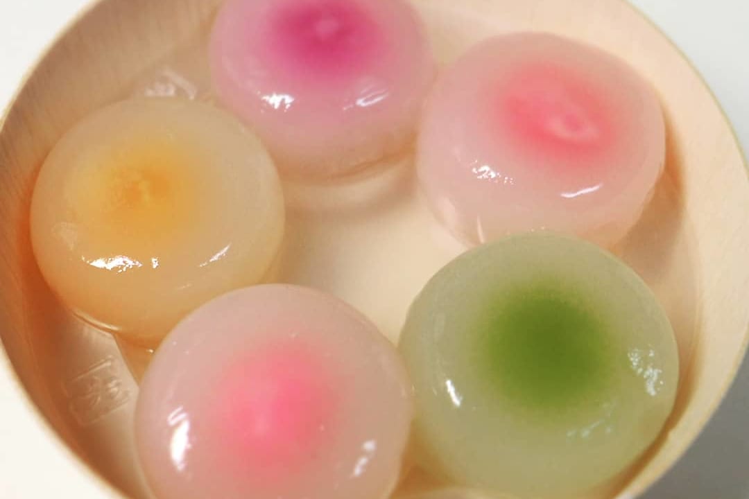 夏らしい涼しげで、おしゃれな和菓子が好評の「三秀堂」