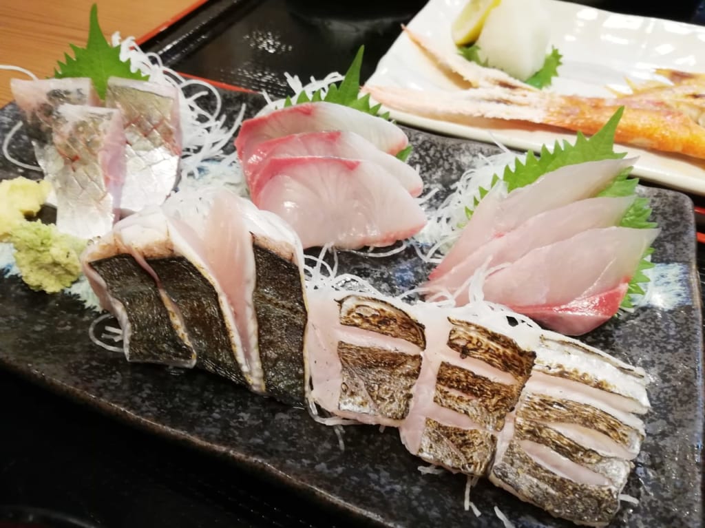 人気店「めしや大磯港」の姉妹店「大磯港」。豪華な刺身定食が人気です！