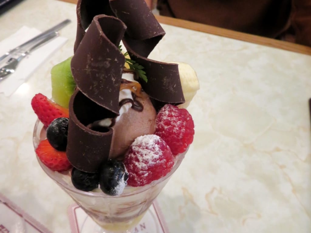 洋菓子店「葦」のカフェ。看板メニューのパフェはフルーツと3種のクリームがぎっしり入ったこだわりの逸品！