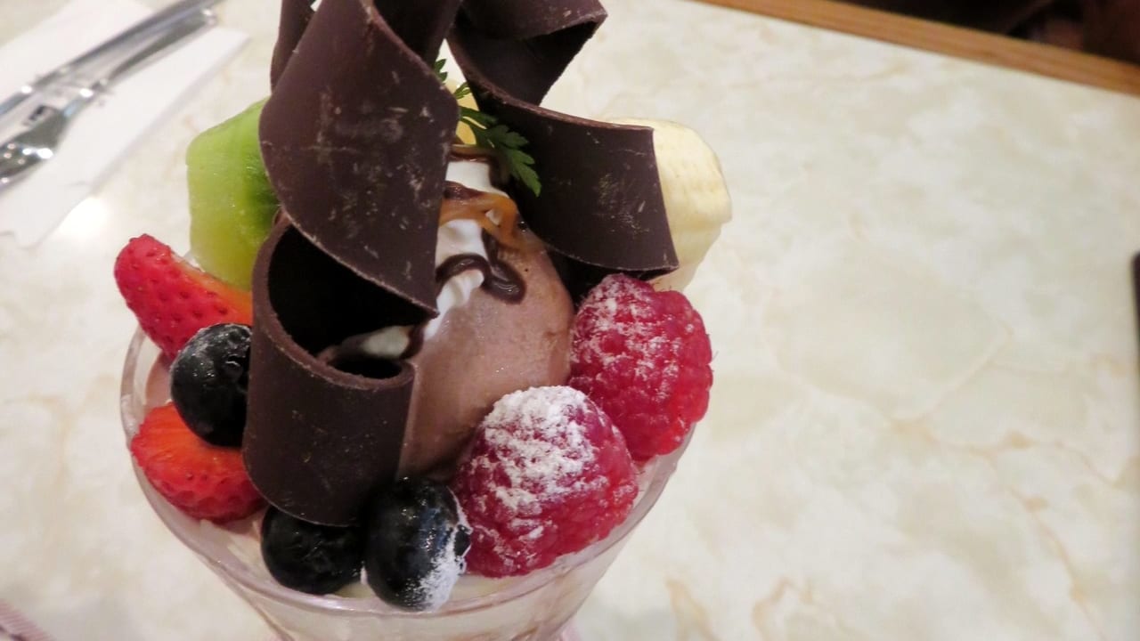 洋菓子店「葦」のカフェ。看板メニューのパフェはフルーツと3種のクリームがぎっしり入ったこだわりの逸品！