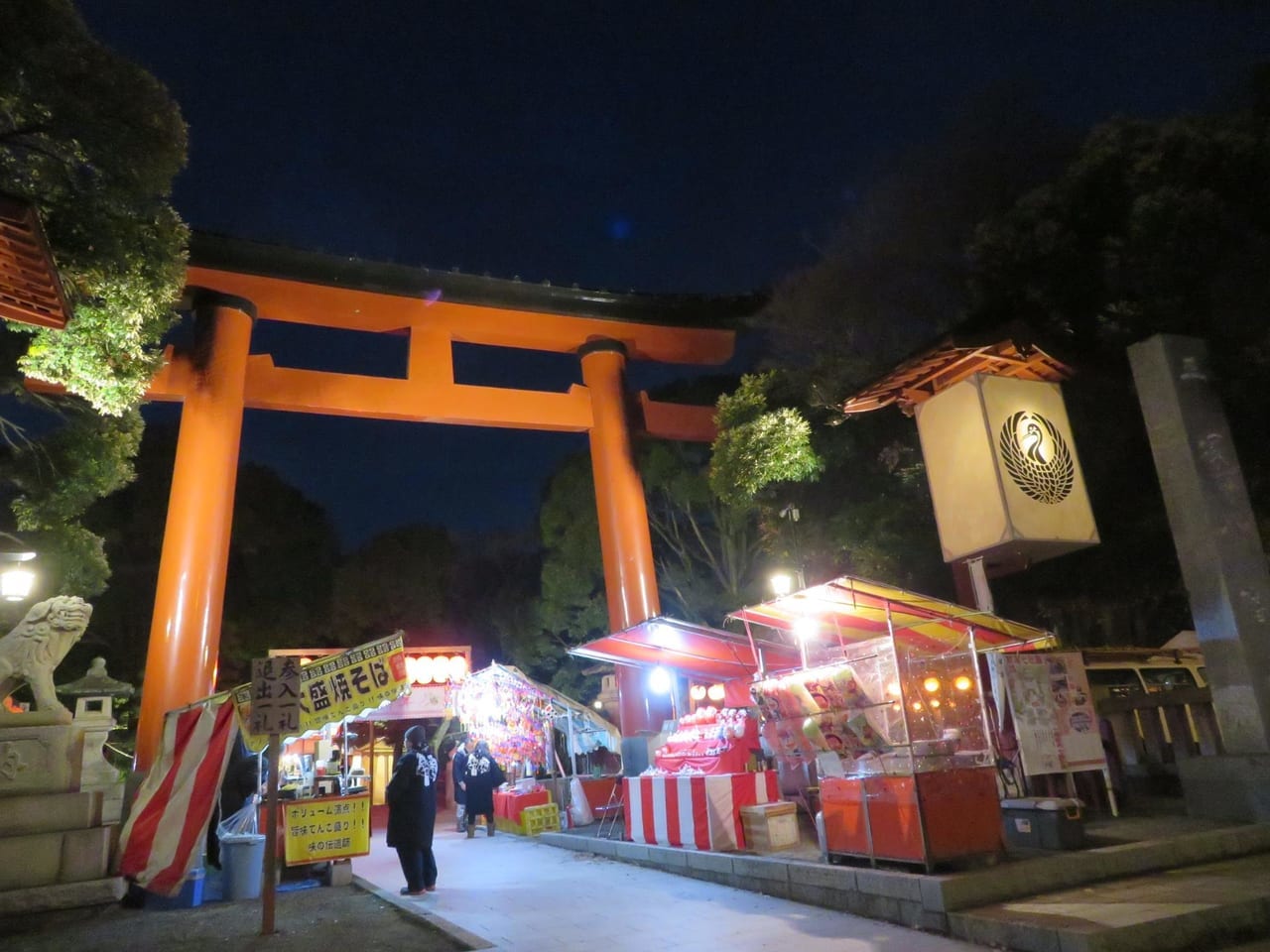だるまのほか、お正月のお飾りも販売。12月25日（金）に平塚八幡宮だるま市が開催されます。