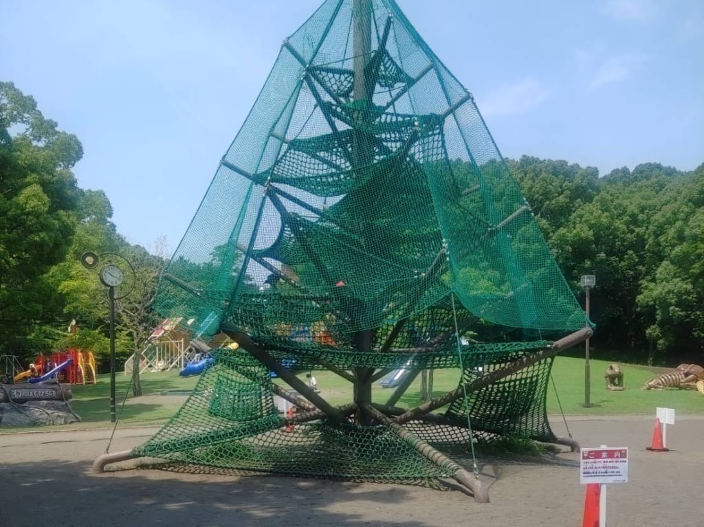 平塚市総合公園の遊具、やまびこの樹が老朽化のため撤去されます。