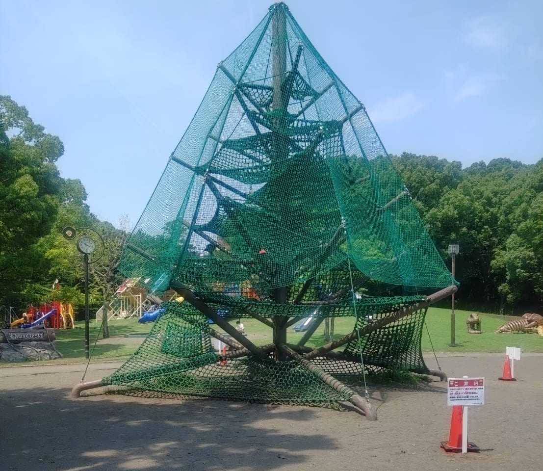 平塚市総合公園の遊具、やまびこの樹が老朽化のため撤去されます。