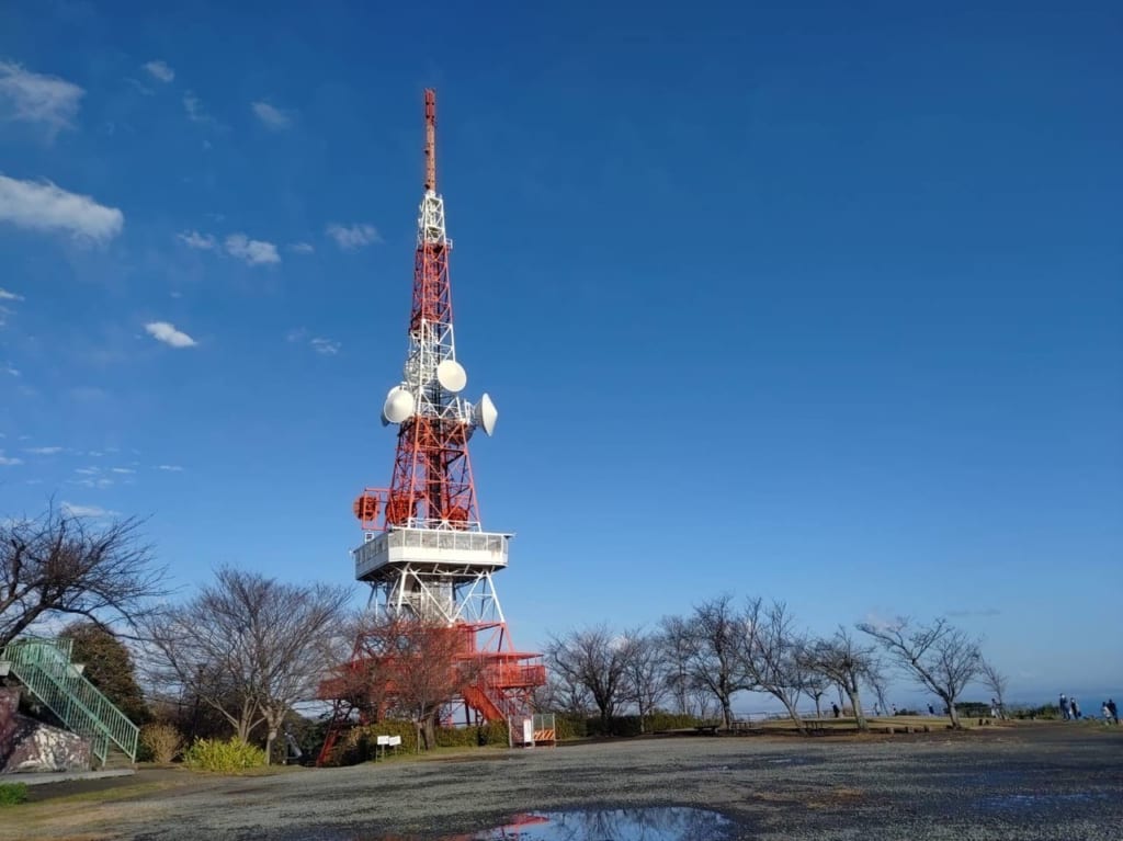 湘南平のテレビ塔付展望台は12月13日（月）から閉鎖中。再開は2023年度を予定。