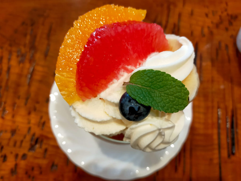 明石町にある「カフェ 風（ふう）」の1日限定5食のプリンアラモードはまるでパフェのような豪華さ！