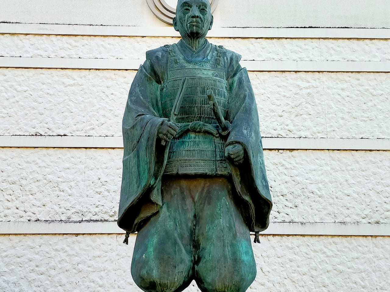 大河ドラマ「鎌倉殿の13人」で源頼朝を支える武士として登場する岡崎義実の像が平塚市にあることをご存知ですか？