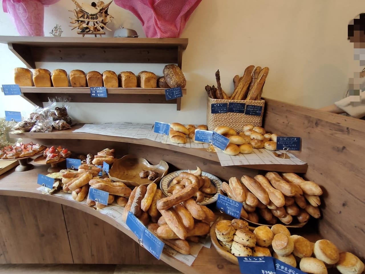 12月1日（木）にオープンしたパン屋さん、「Boulangerie Ahab（ブーランジェリーエイハブ）」で、店員さんにオススメのパンをおしえてもらいました！