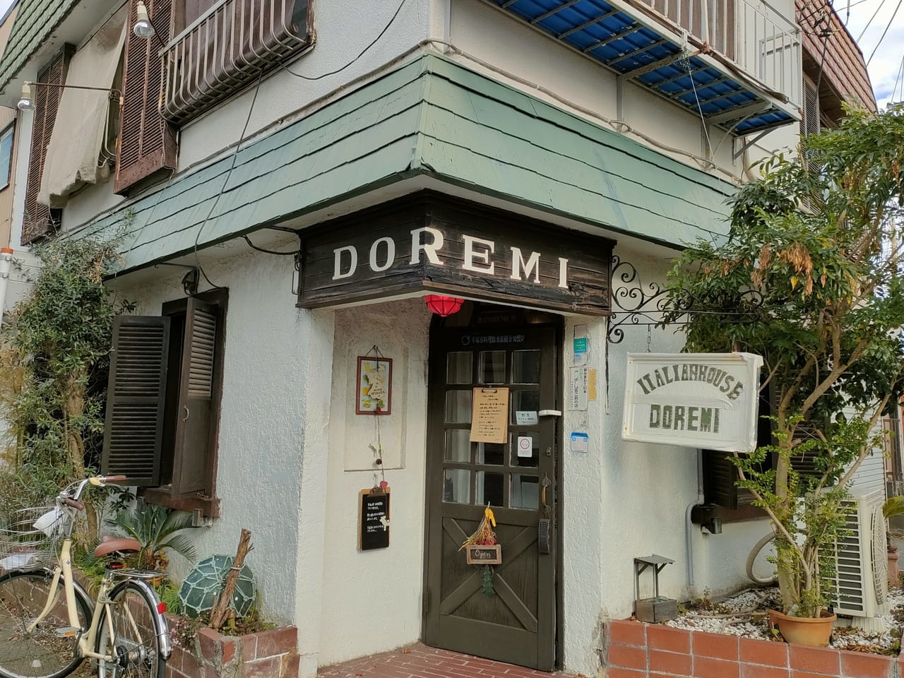 昭和レトロな洋食店「イタリアンハウス ドレミ」で大人気のピザをいただいてきました！