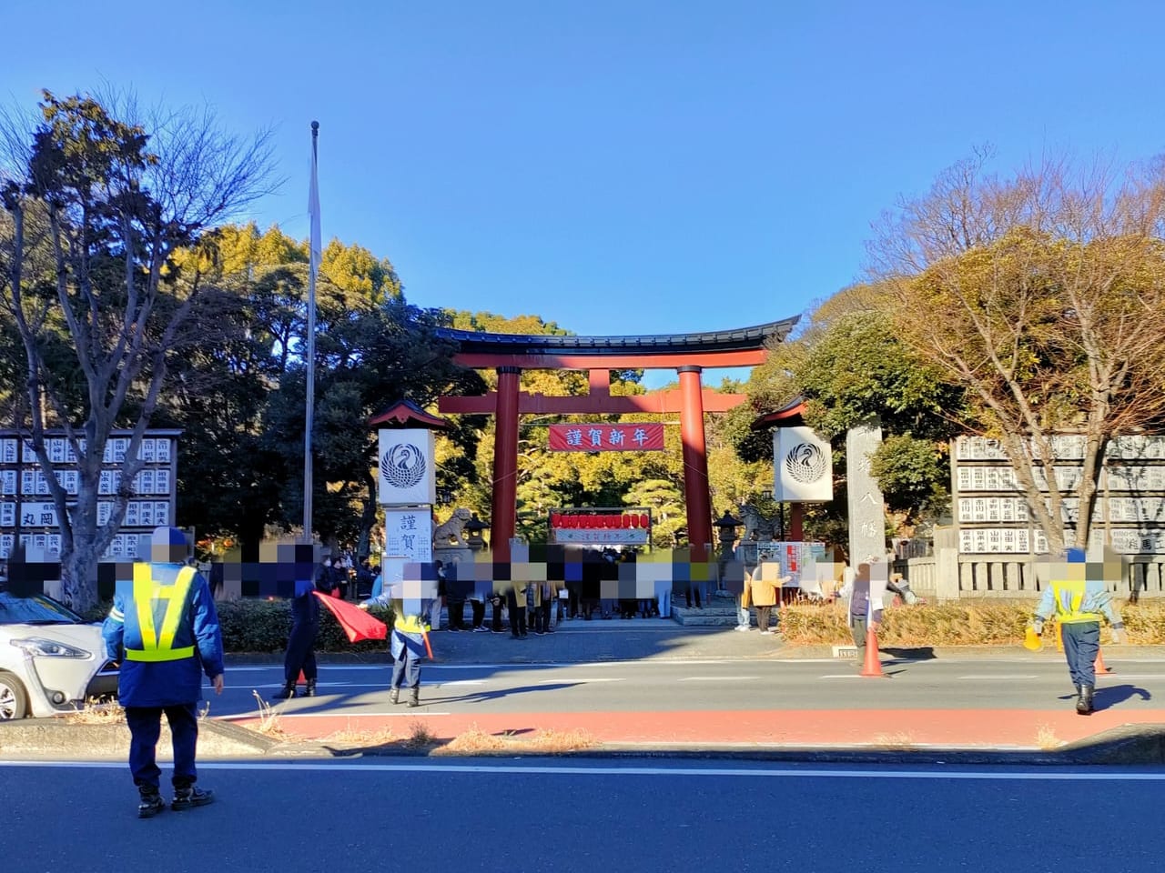国道1号線を横切ってお参りできるは元日だけ！2023年も「元日渡り初め」で平塚八幡宮にたくさんの初詣客が訪れていました！