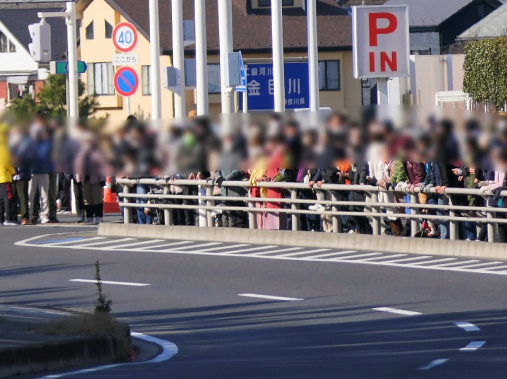 第99回箱根駅伝（東京箱根間往復大学駅伝競走）開幕！第3区終点、平塚中継所は中央大学が1位通過！沿道では多くの人が声援！