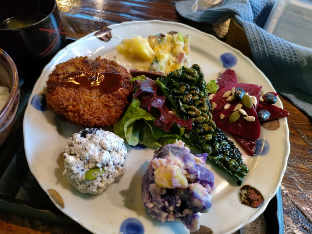 「CAFE 暖」のランチ、「気まぐれプレート」は地元産の無農薬野菜がたっぷり！