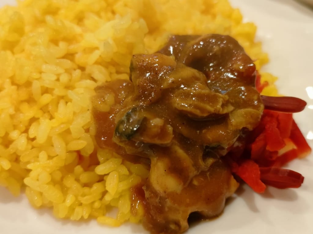 松風町にあるカレー屋さん「ソクラ」の季節限定メニュー、「かきのカレー」は、うれしくなってしまうほど大ぶりのかきがゴロゴロ！
