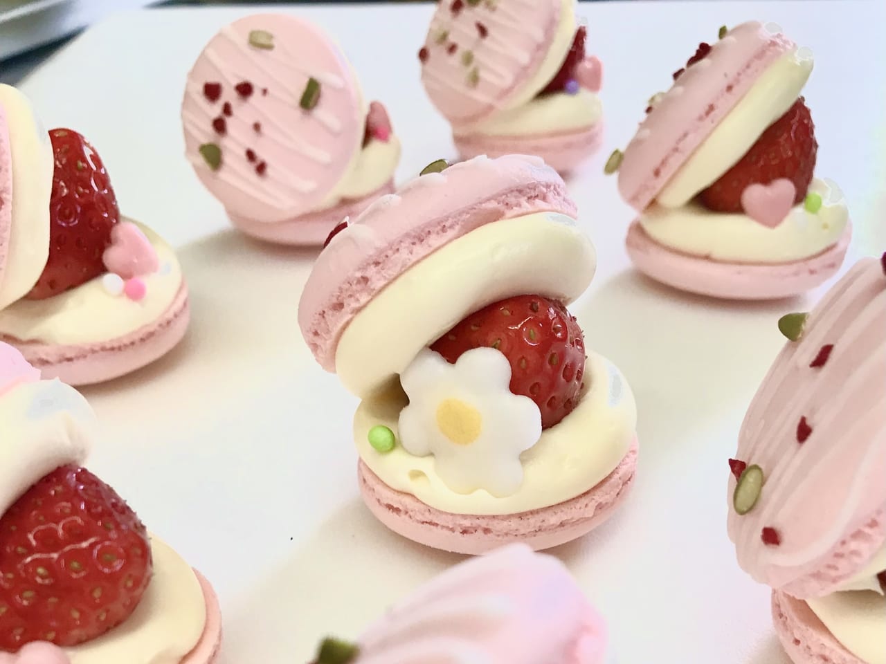 プロ直伝！かわいいいちごのトゥンカロンを作ろう！焼き菓子店「マ・コピーヌ」のお菓子教室が4月15日（土）花菜ガーデンで開催されます！