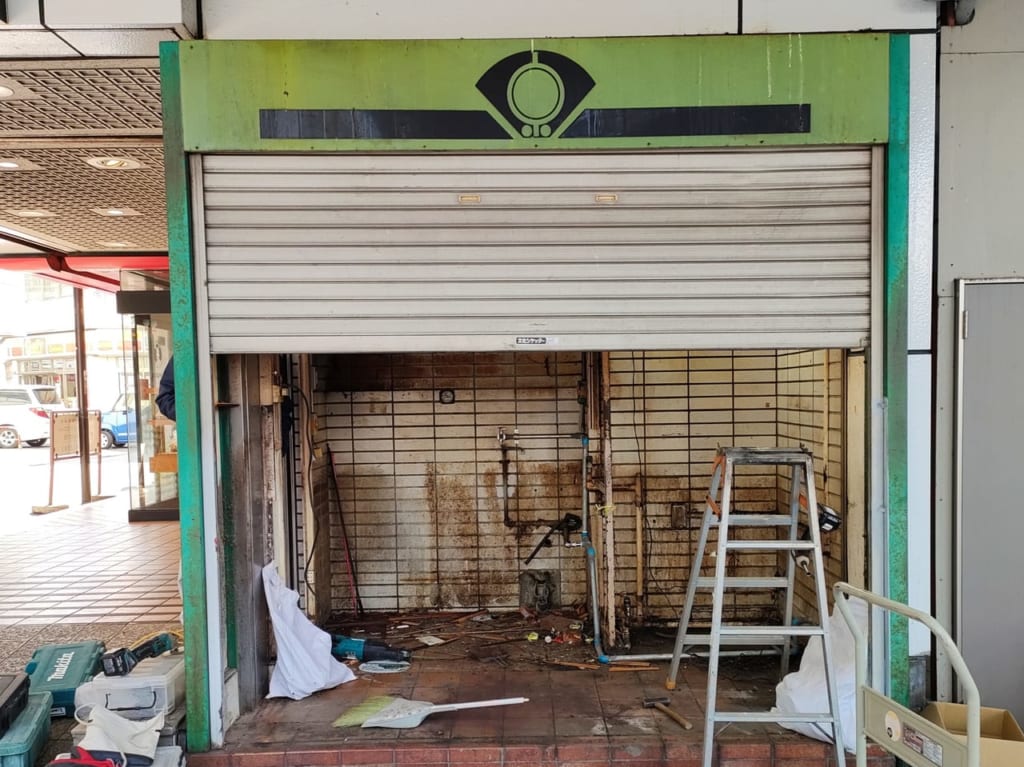 うそ…。JR平塚駅北口で天津甘栗やたい焼きを販売していた「栗泉堂」が3月に閉店しました。