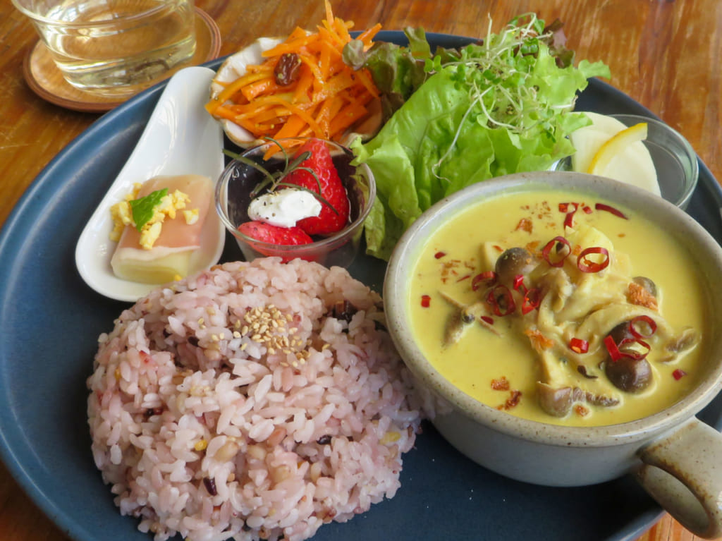 光と風を感じる空間でおいしいランチ！大磯雑貨屋カフェ「サラカフェ」で「あさりときのこのココナッツカレープレート」をいただいてきました！