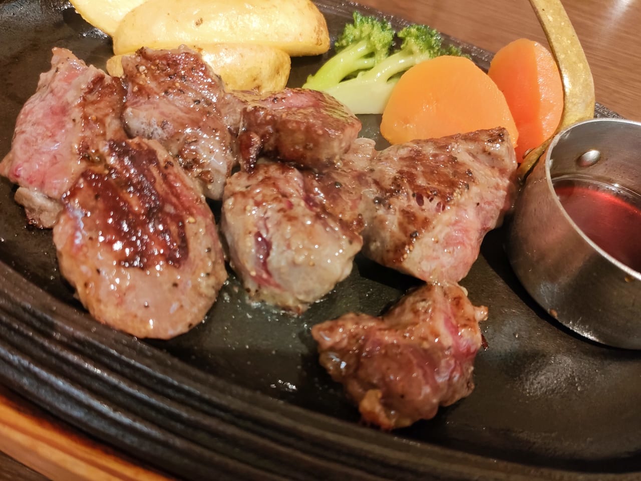 ラスカ平塚5階にある「クレアンテ 平塚店」で人気のサラダバー付きステーキをいただいてきました！
