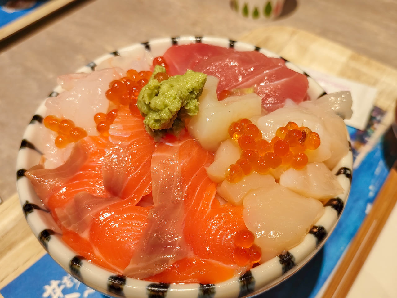 「小田原海鮮 とと丸食堂 ジ アウトレット湘南平塚店」で人気の海鮮丼をいただいてきました！