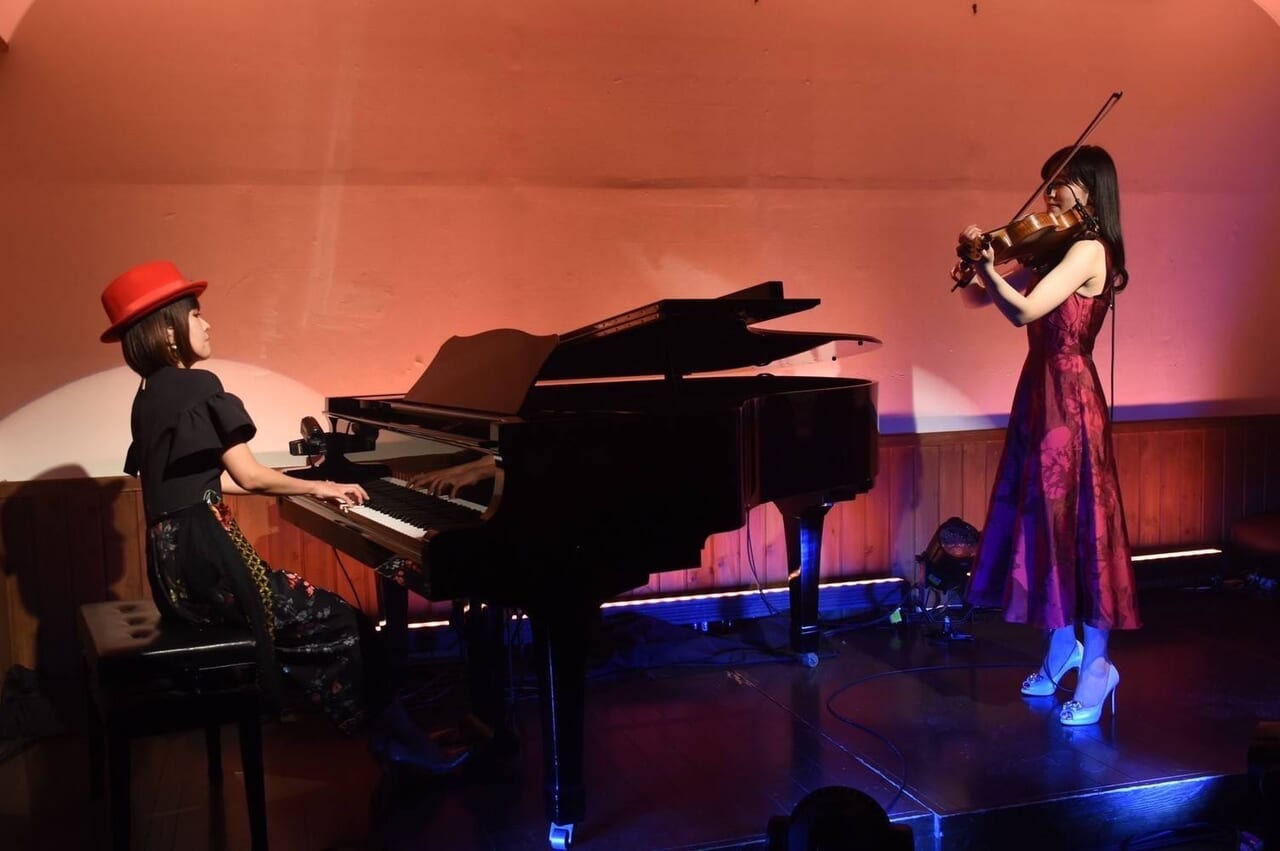 ヴィオラとピアノの美人姉妹デュオ MARIERIKAさんのライブが11月11日（土）、代官町の「湘南ブルームーン」で開催されます！