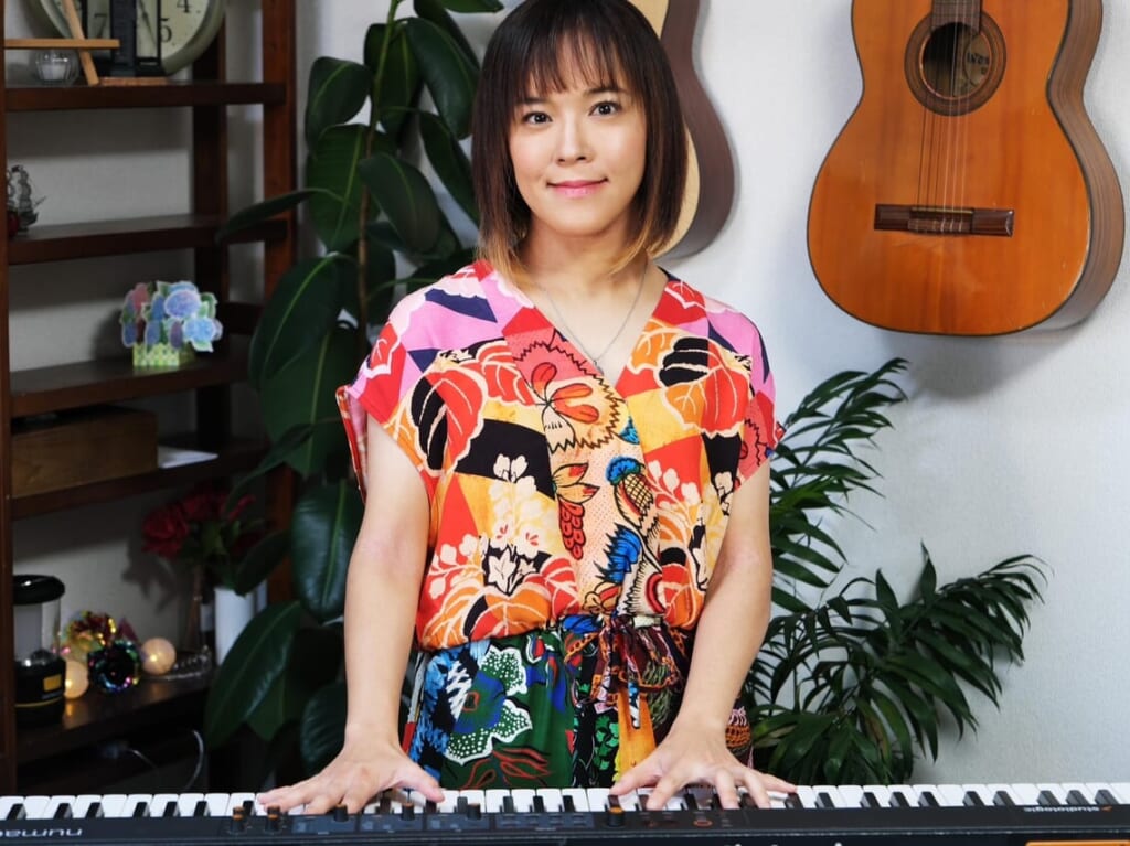 軽快なクールサウンドが魅力！ピアニスト、朝香智子さんのニューアルバム「FLYING HIGH」リリースワンマンライブが11月26日(日)に湘南ブルームーンで開催されます！