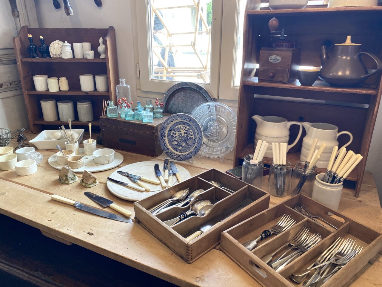 平塚市松風町アンティークショップmenu